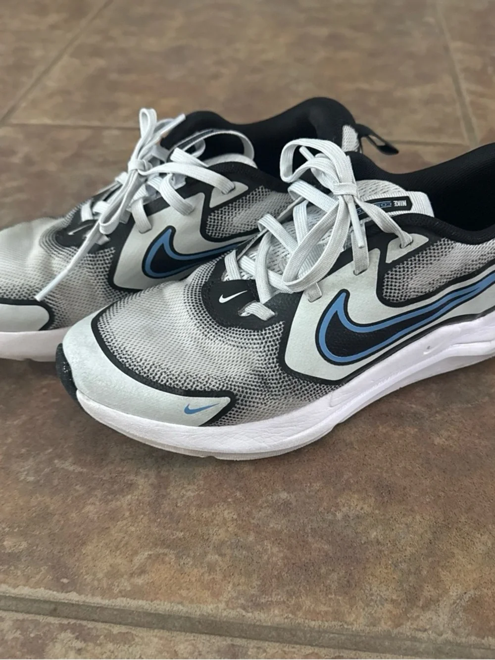 Nike Kids Running Sneakers in White, Black & Light Blue